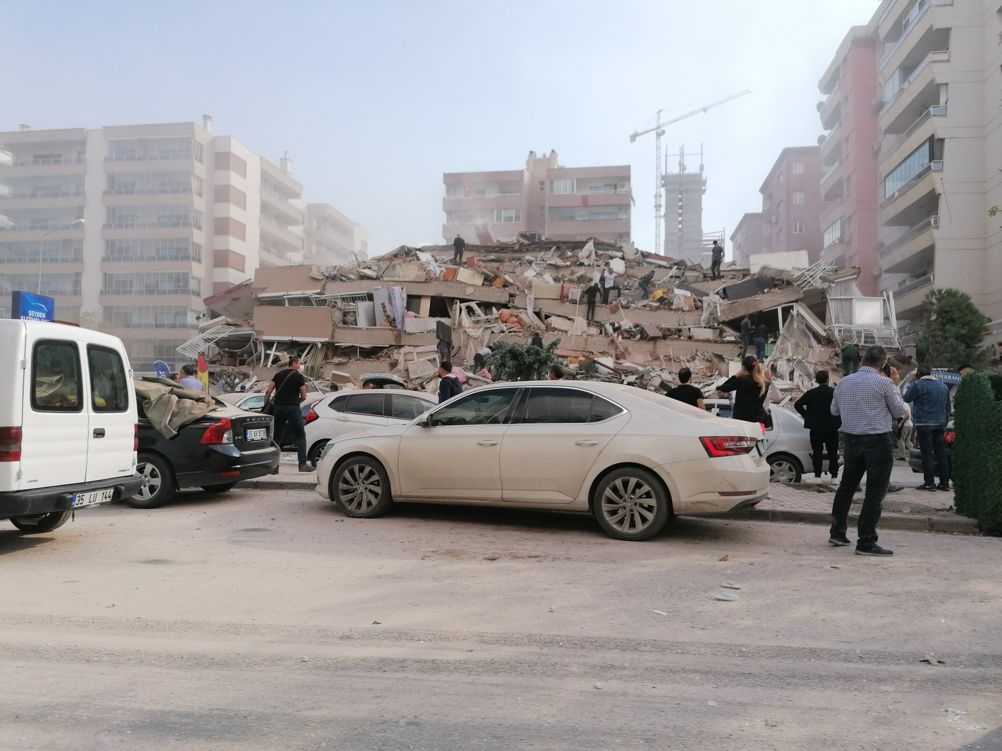 Землетрясение на западе Турции привело к разрушению домов в Измире