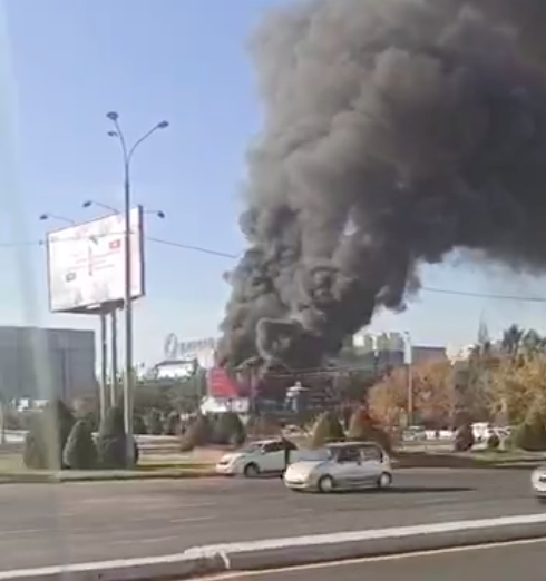 В Ташкенте загорелся магазин на остановке