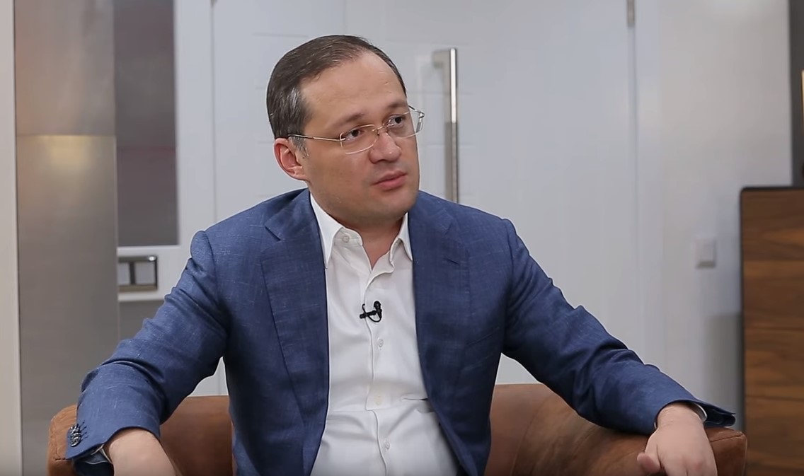 Алламжонов отреагировал на возмущения о сокращении трансляции зарубежных сериалов