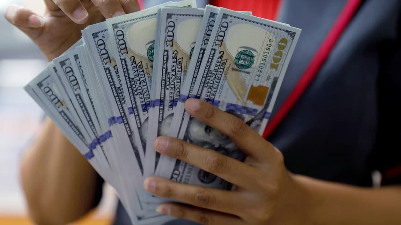 Опубликован курс валюты: доллар растёт третью неделю подряд