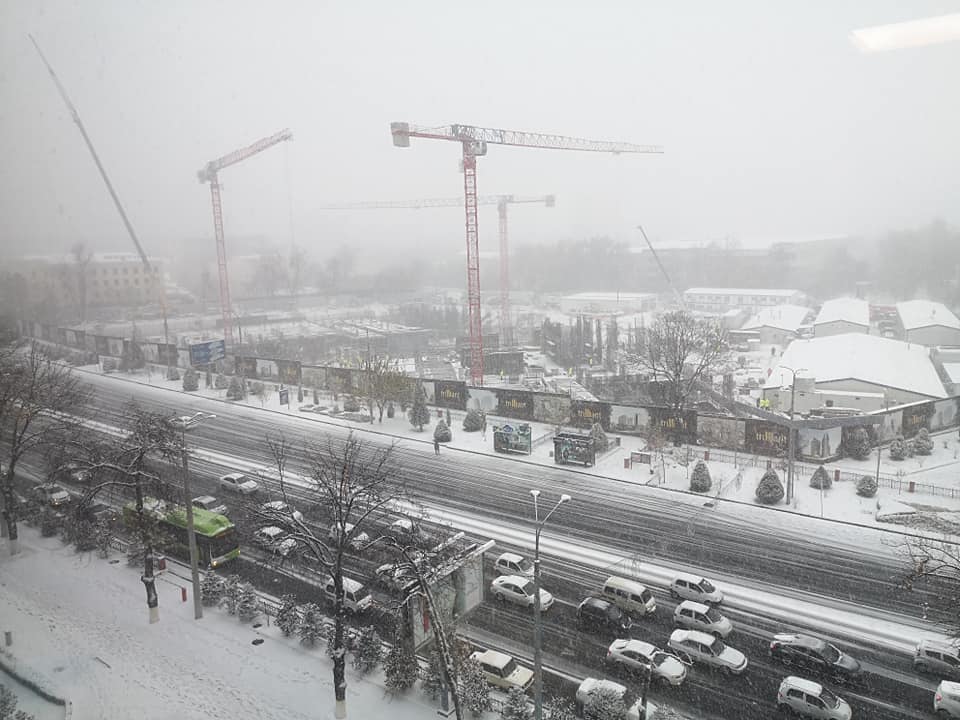 Заваленный снегом Ташкент в соцсетях: узбекистанцы делятся снимками города после первого снега <br>