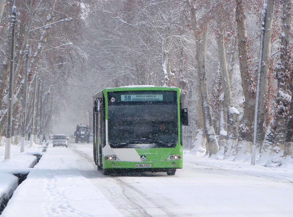 Автобус выезжает с остановки на вторую полосу у кого преимущество