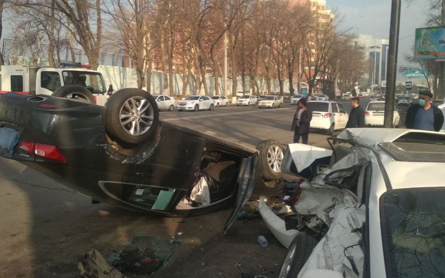 В Ташкенте 20-летний водитель Malibu перевернулся в результате столкновения с двумя припаркованными автомобилями Lacetti