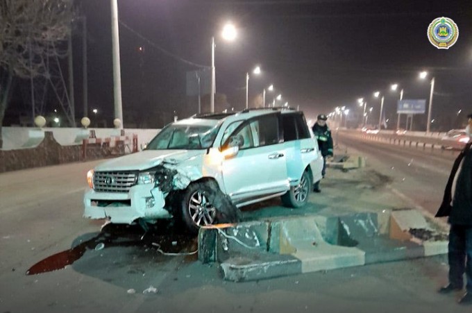 В Ташкенте Toyota под управлением кыргызстанца врезался в Lacetti и бетонное ограждение