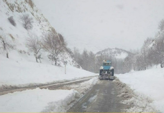 В Узбекистане из-за сильного снегопада закрыли одну из междугородних дорог <br>