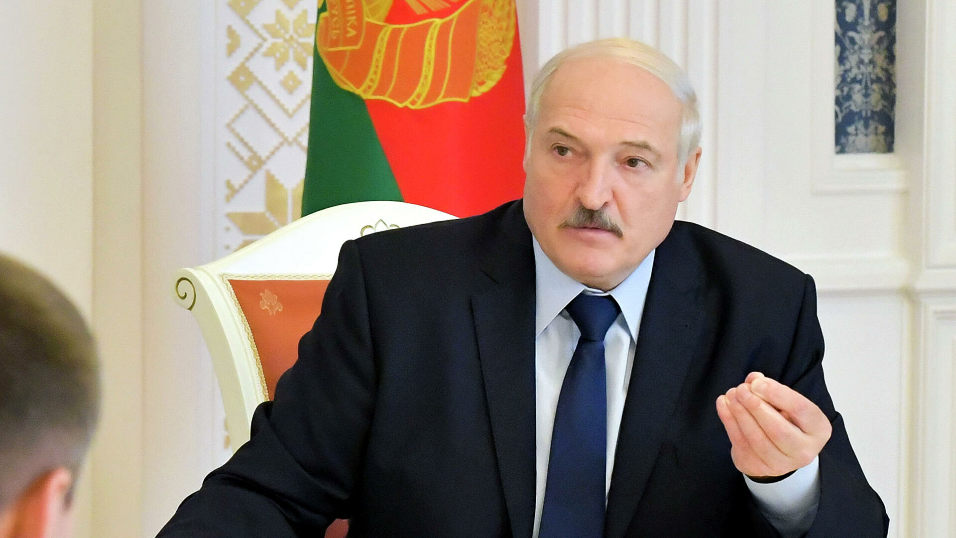Лукашенко призвал перейти на кнопочные телефоны, чтобы избежать слежки