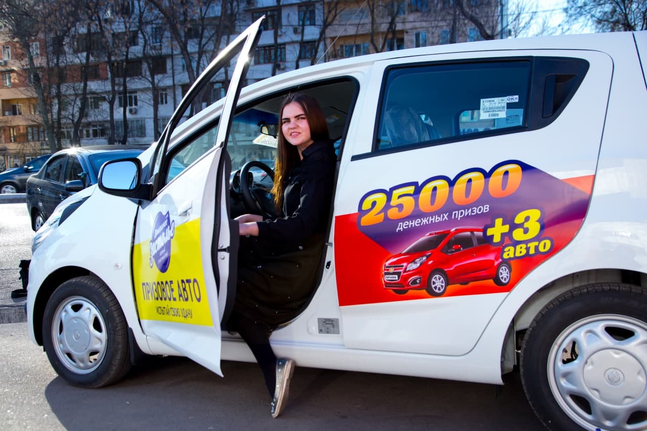 19-летняя выпускница Самаркандского пищевого колледжа выиграла автомобиль Spark, купив маргарин Домашнее Застолье<br>