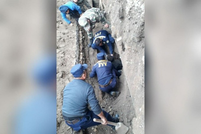 В Андижане спасли заваленного песком мужчину