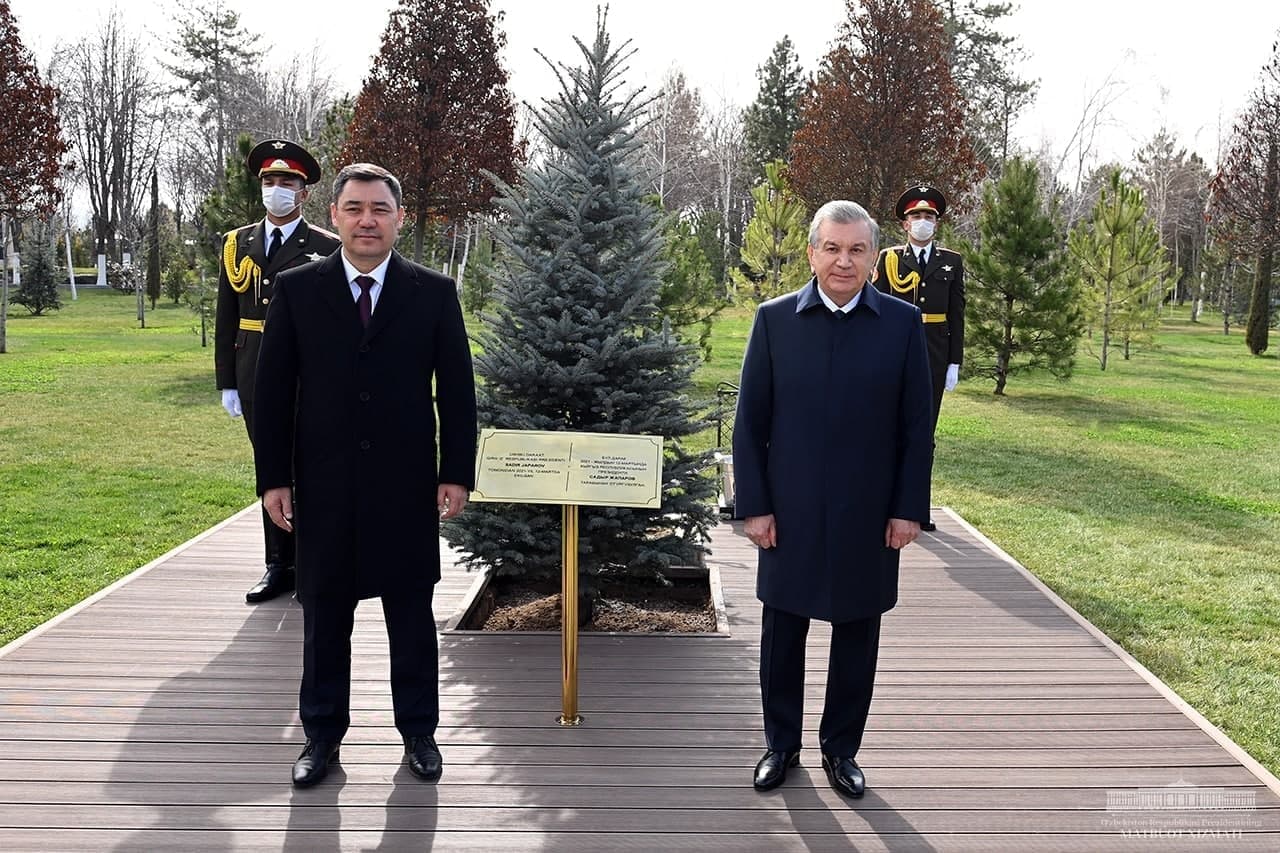 Президенты Узбекистана и Кыргызстана посадили дерево на аллее почётных гостей
