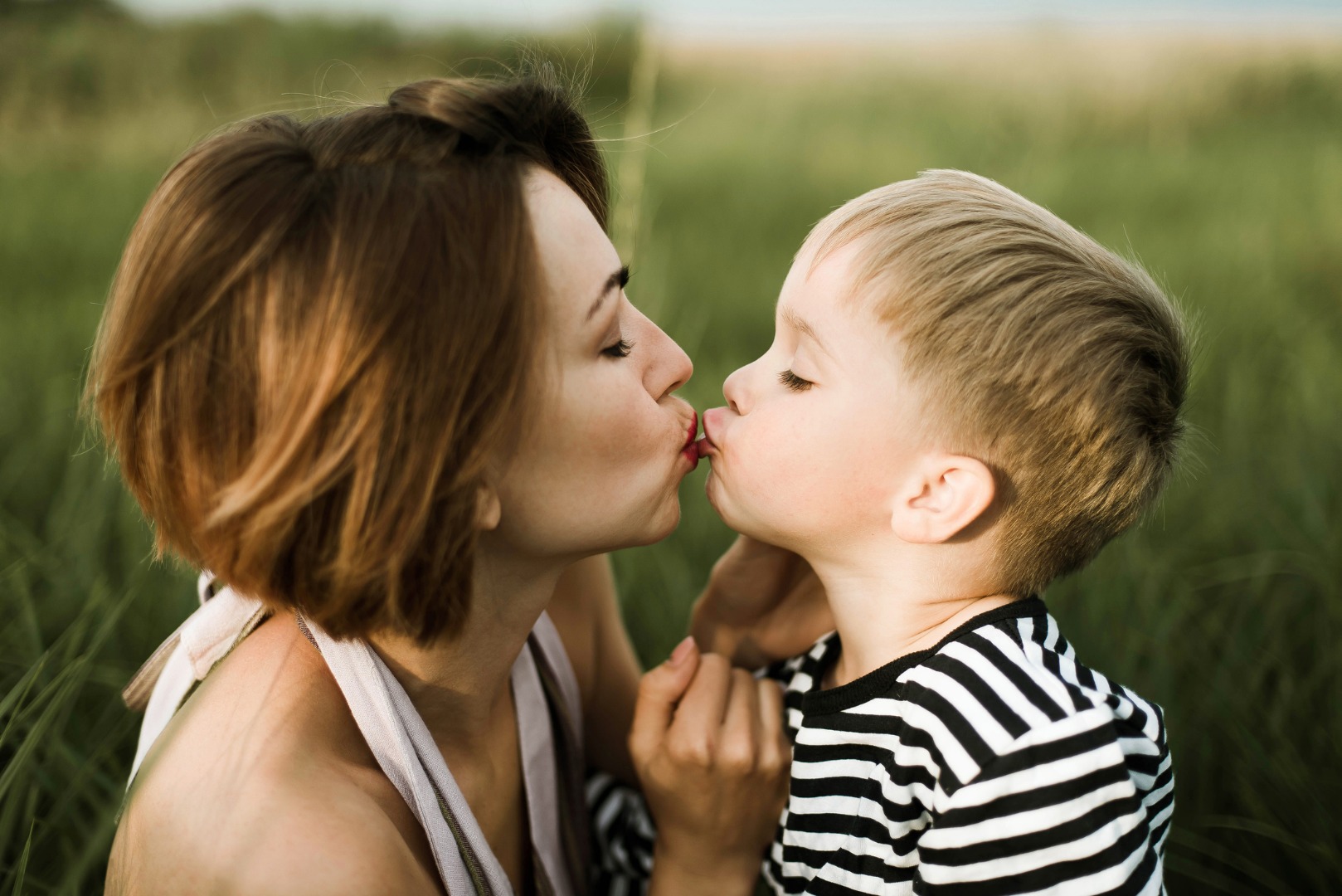 Cексолог рассказала, можно ли целовать детей в губы