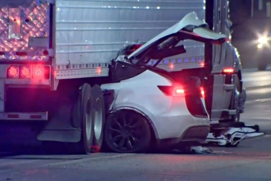 Автопилот снова не справился: Tesla влетела под грузовик