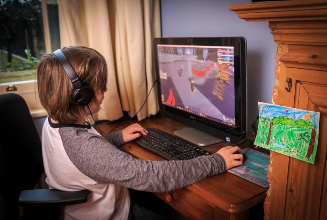 He to start playing. Компьютерные игры. Мальчик играющий в компьютерную игру. Подросток играющий в комп. Дети играющие в компьютерные игры.