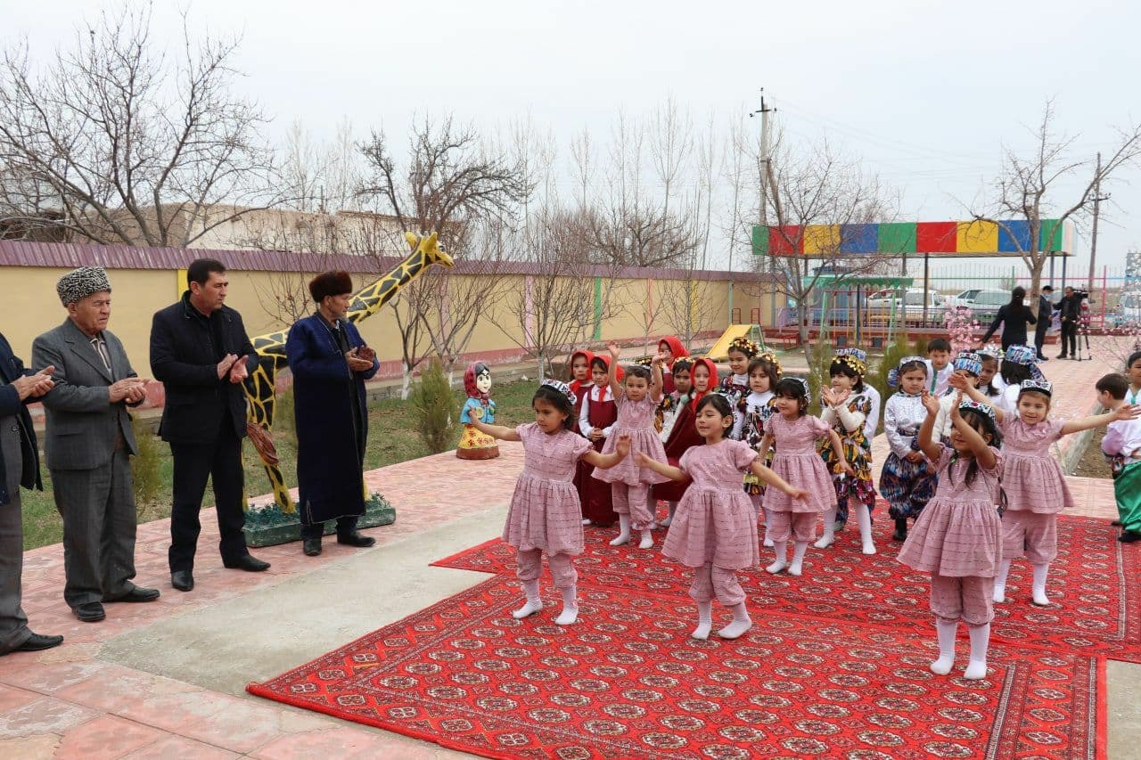 На открытии детского сада дети выступали в лёгкой одежде перед хокимом Шовотского района