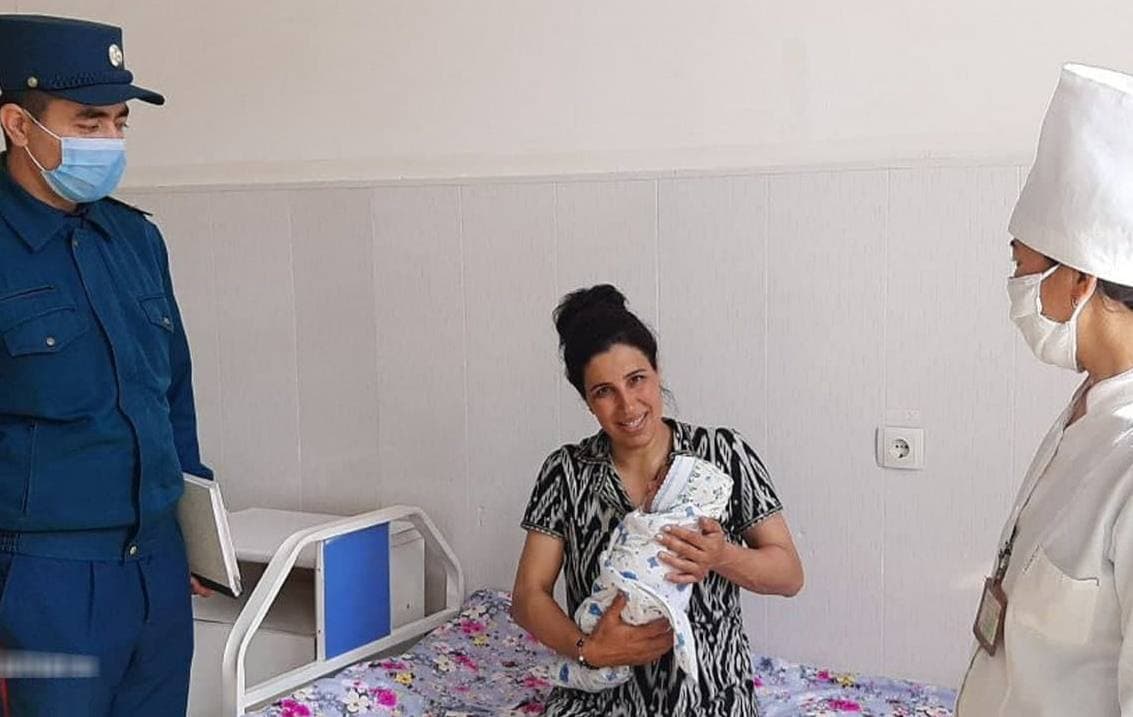 В Навои профилактический инспектор помог принять роды у женщины