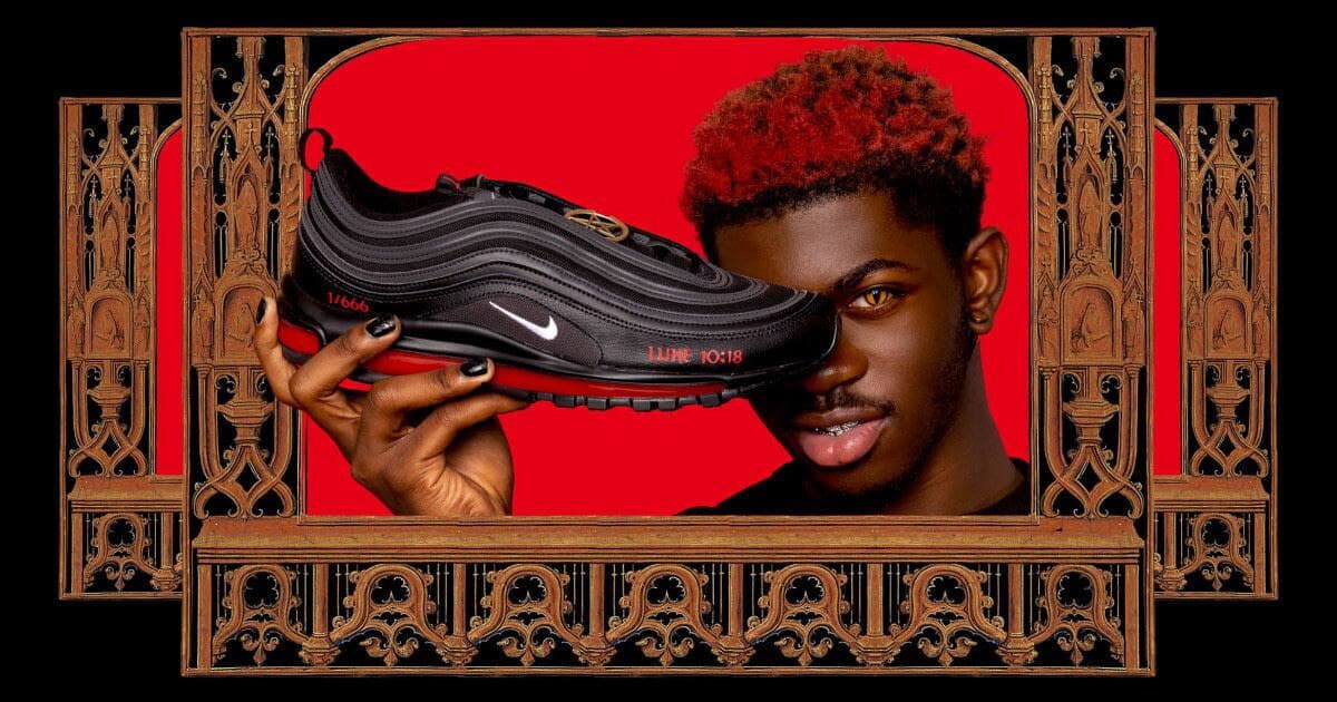 Рэпер Lil Nas X выпустил «сатанинские» кроссовки Nike с человеческой кровью. Его обвинили в оскорблении религии 