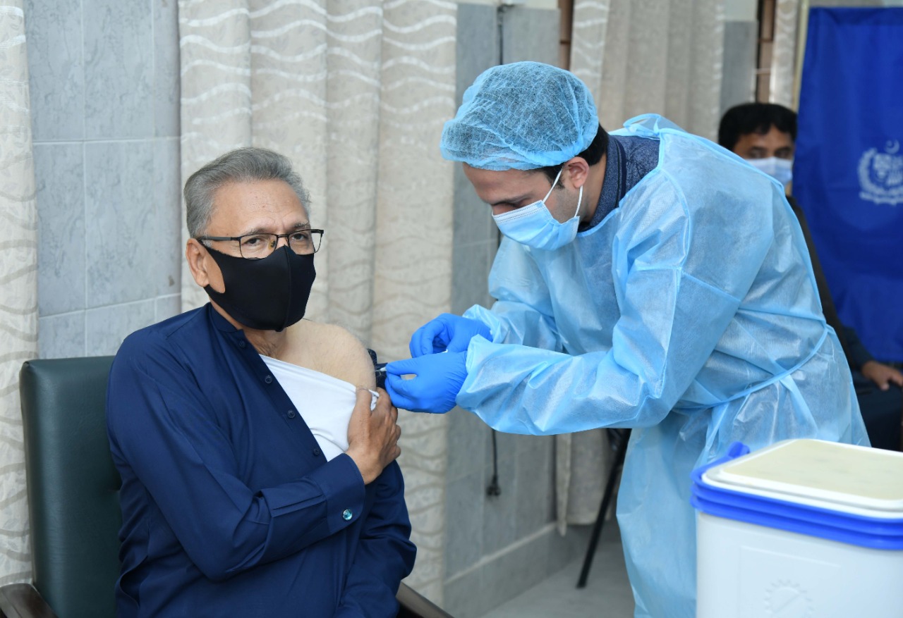 Президент Пакистана заразился коронавирусом после вакцинации