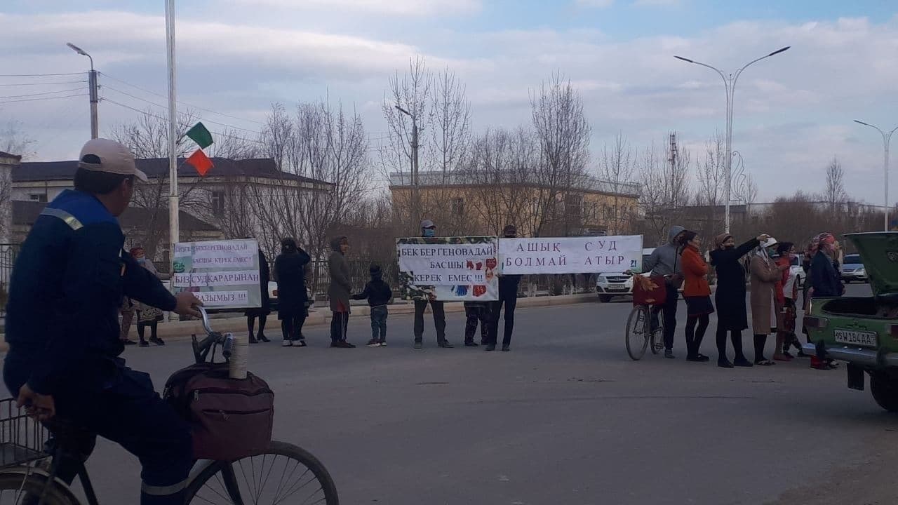 Каракалпакстанские воспитатели детсада перекрыли улицу с требованиями уволить директрису