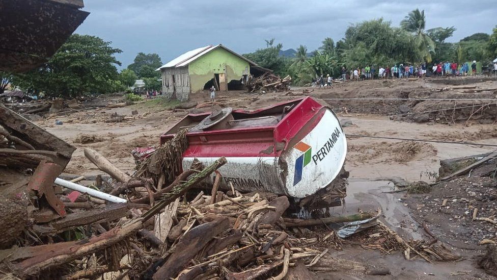 Количество жертв из-за наводнений и оползней в Индонезии выросло до 75 человек