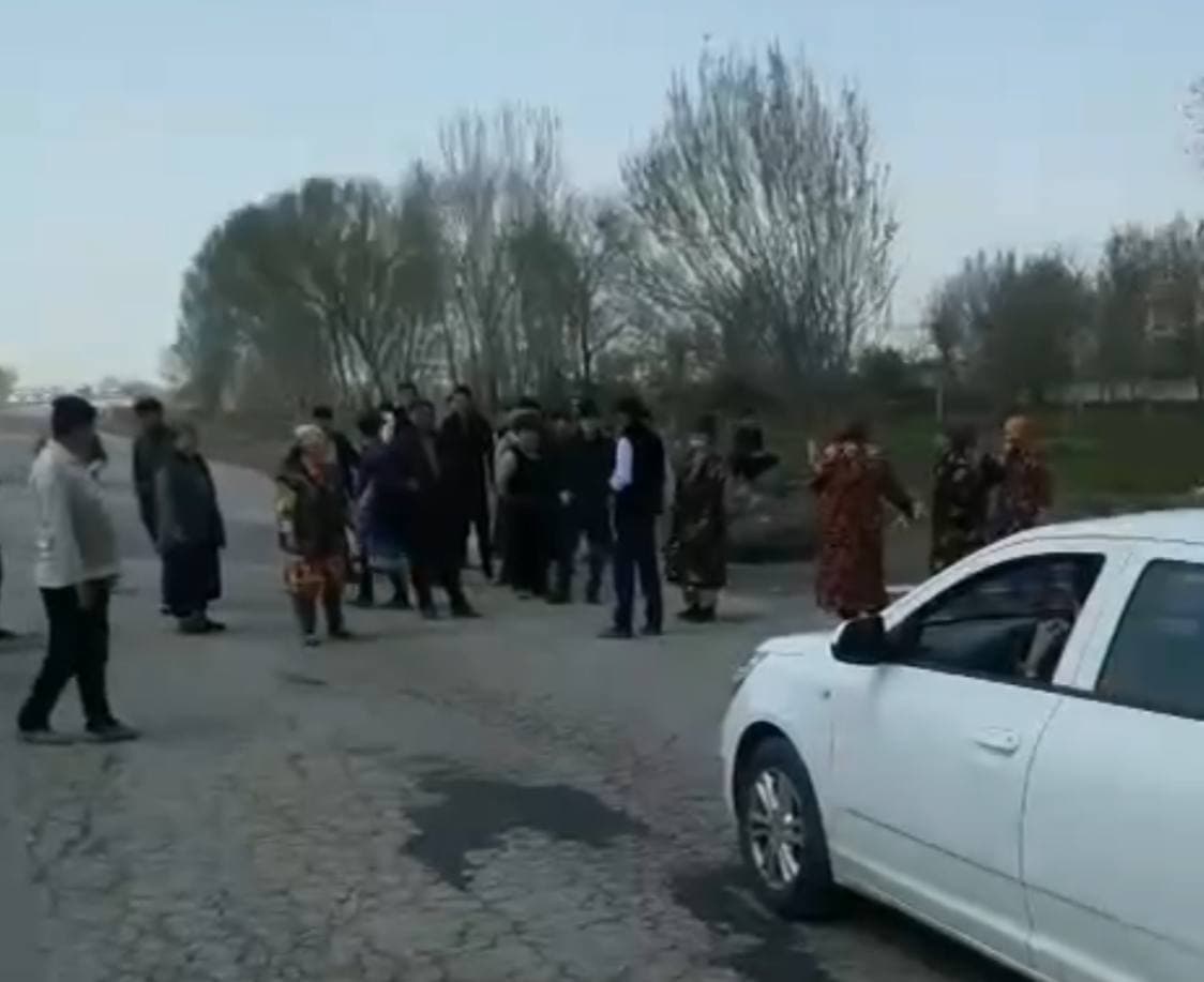 Жители Самаркандской области перекрыли дорогу из-за отсутствия света — видео