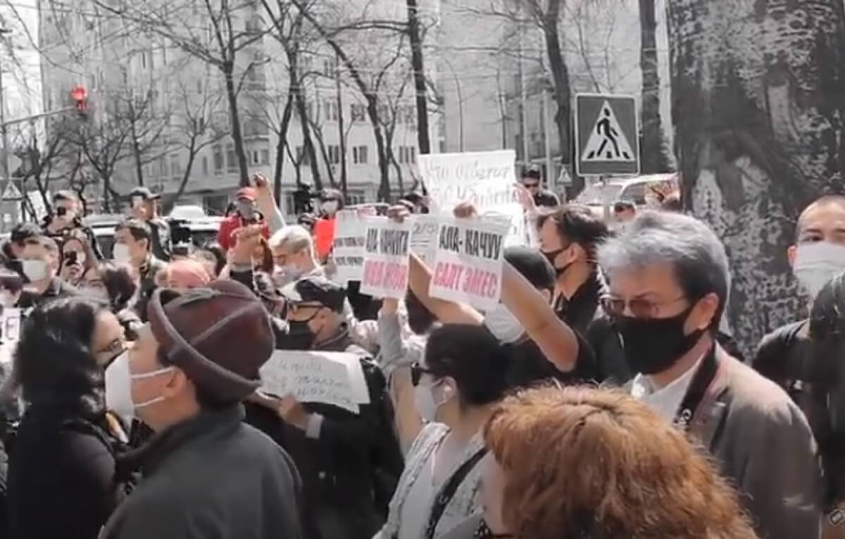 В Кыргызстане проходит митинг против похищения невест