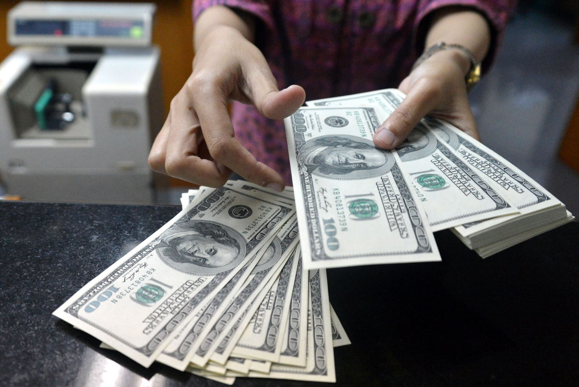С начала года в Узбекистан перевели 1,42 млрд долларов