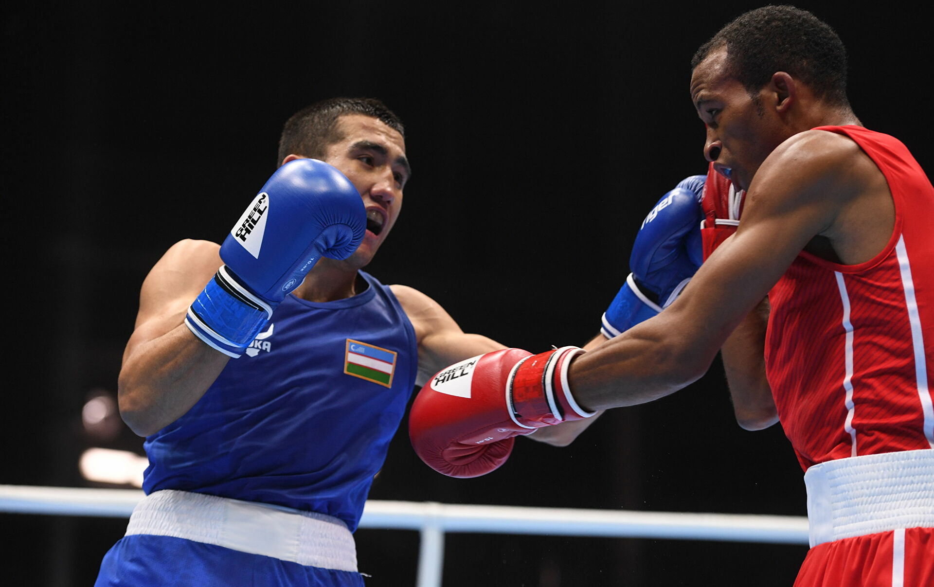 Узбекские боксёры продолжают чемпионат без проигрышей