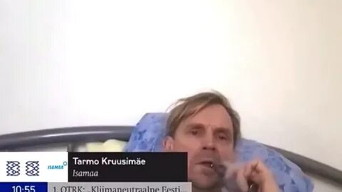 Эстонский депутат попался в ловушку удаленной работы. Он лежал в кровати, курил, слушал музыку — и это видели все