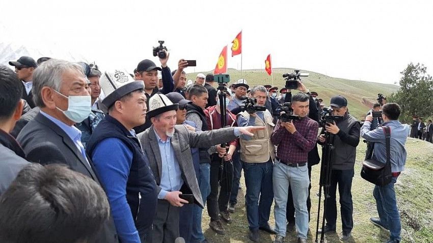 Кыргызстанцы устроили протест из-за передачи 50 гектаров земли Узбекистану 