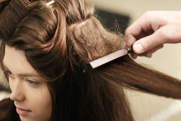 Дерматовенеролог назвал самую вредную для волос прическу