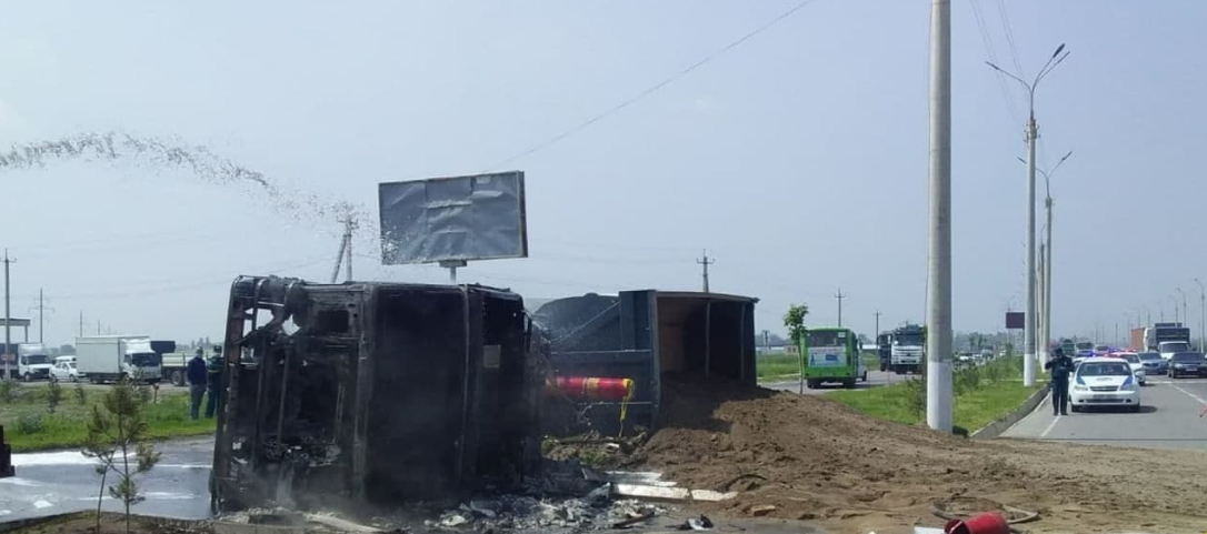 В Ташкенте перевернулся и загорелся грузовик