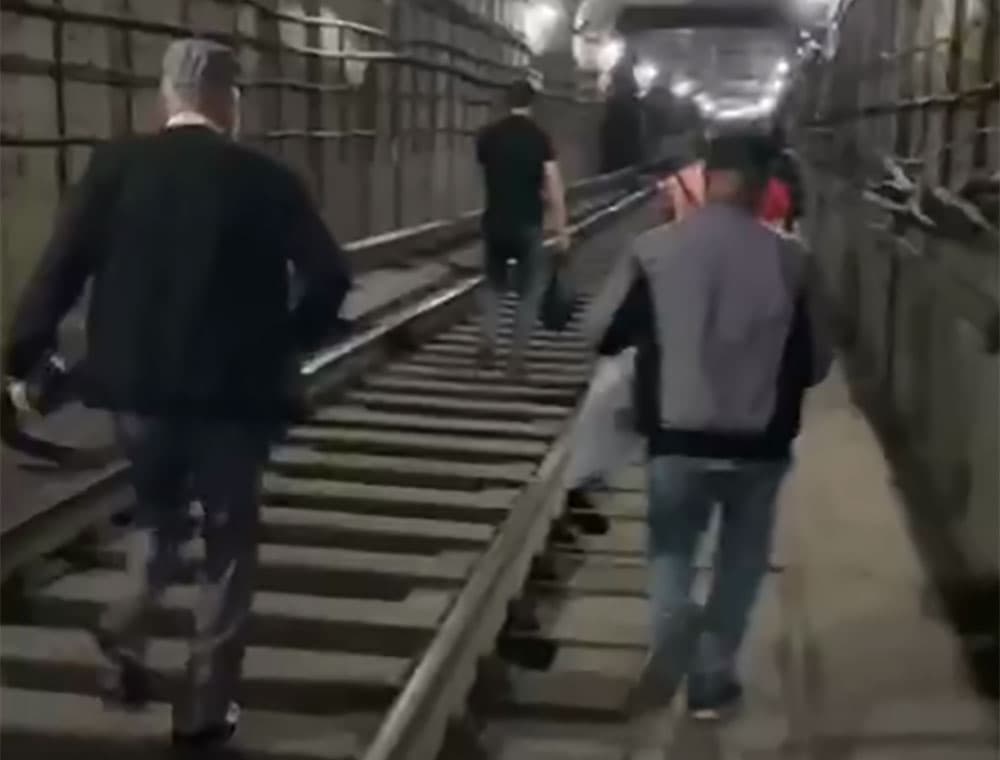 В Ташкенте недалеко от станции «Новза» остановился поезд, остаток пути пассажирам пришлось пройти пешком - видео