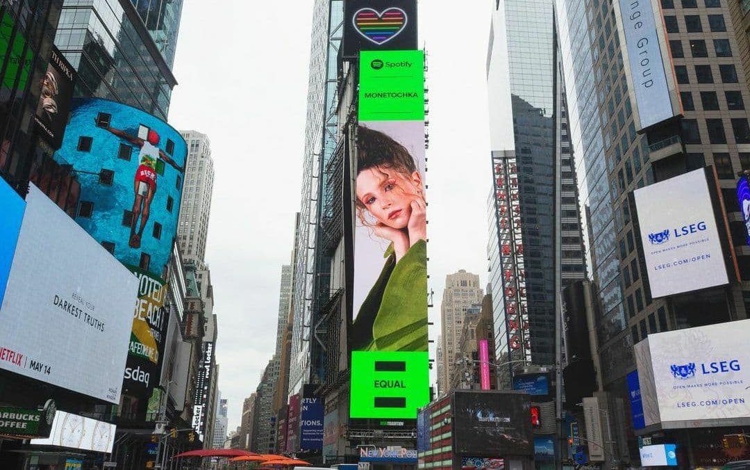 На Таймс-сквер появился билборд с изображением певицы Монеточки – фото