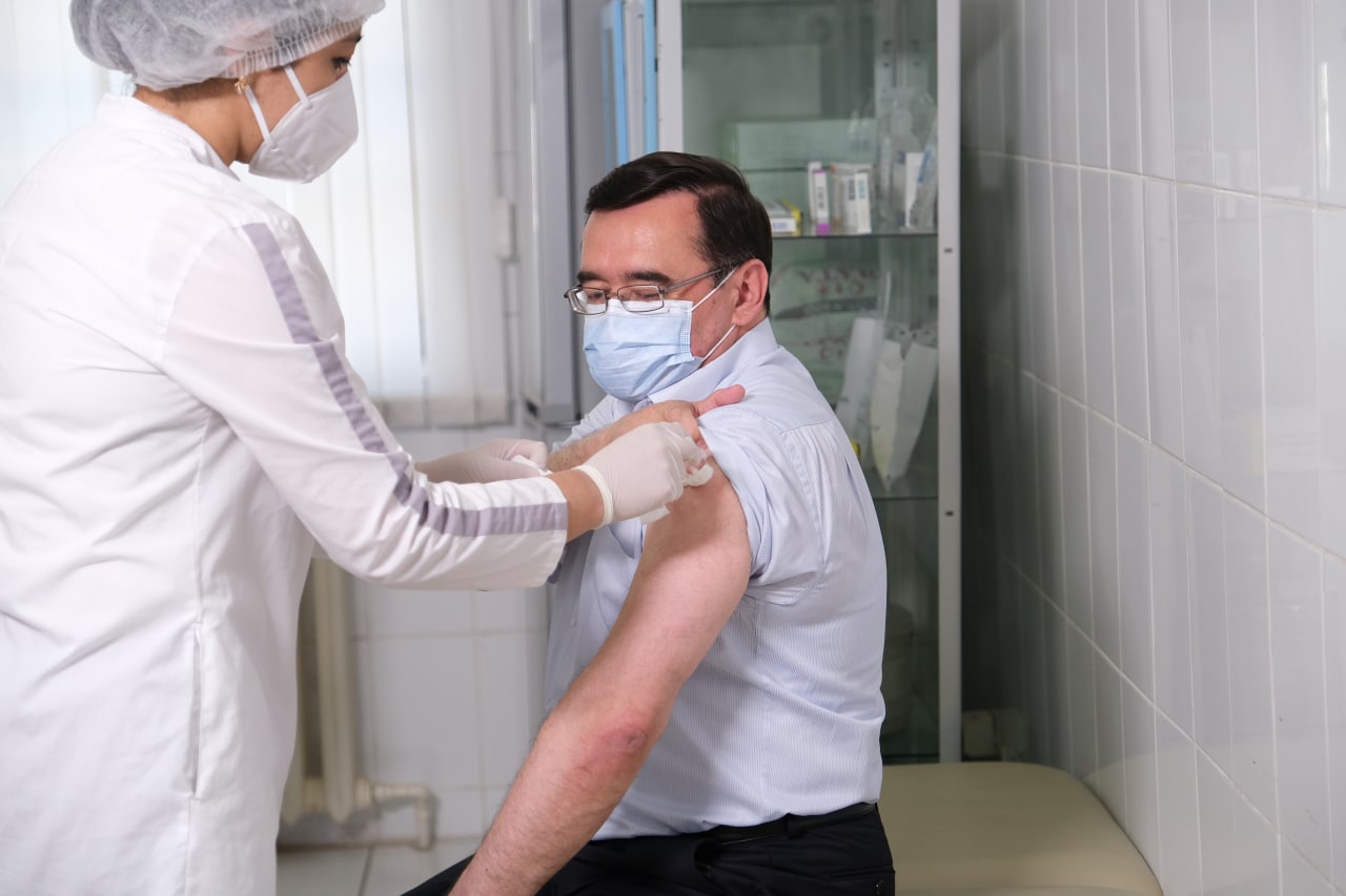 Замминистра здравоохранения привился от «короны» — рассказываем, какой вакциной