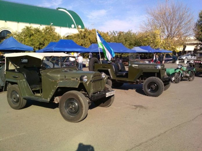 В Ташкенте прошел парад ретро и военных автомобилей