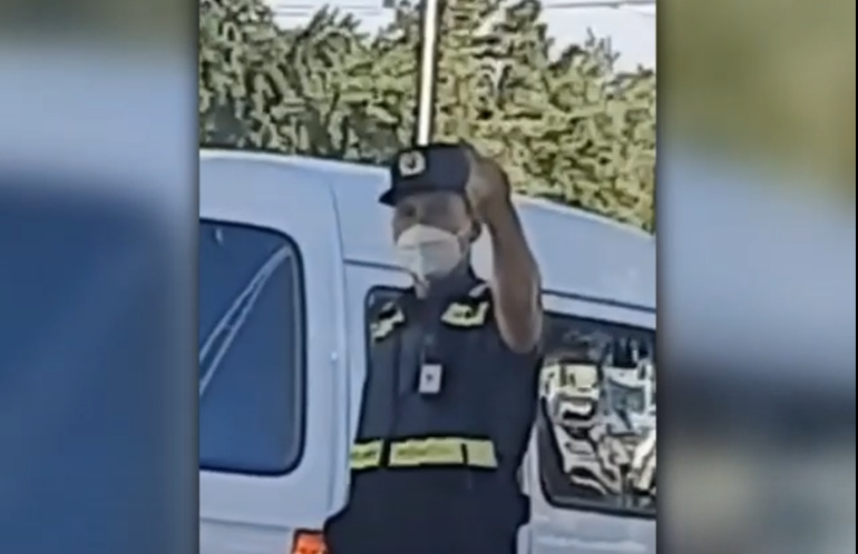 Ташкентский водитель получил «средний палец» от инспектора ГАИ – видео