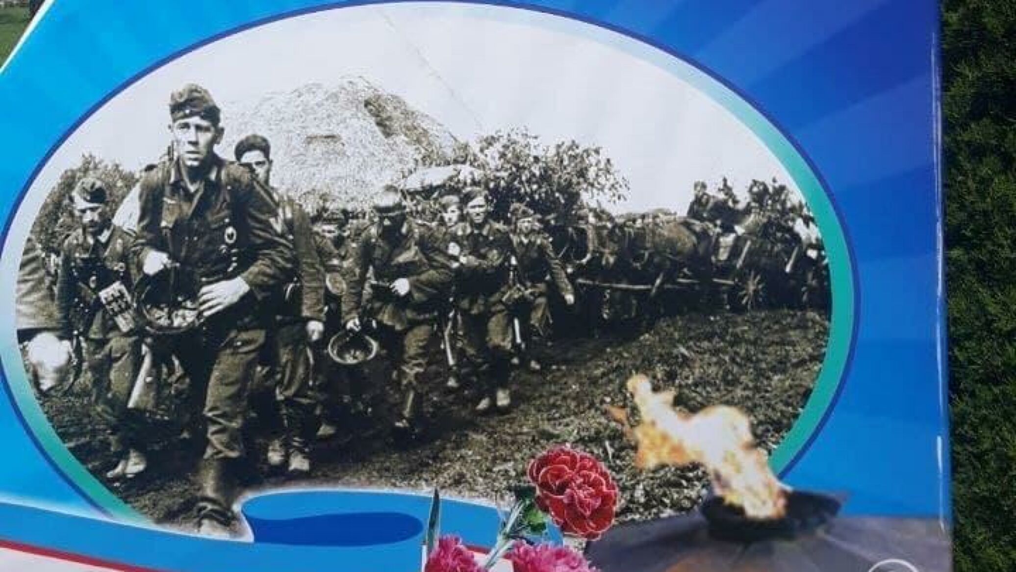 В одном из парков Ферганы установили плакат с гитлеровскими солдатами