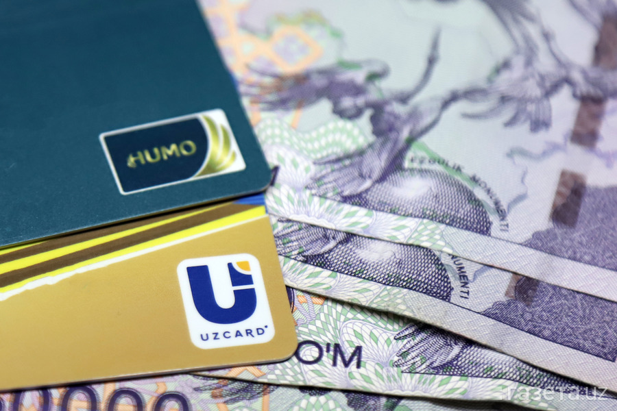 Узбекистанцы зачастили с покупкой иностранных валют и снятием денег с карт