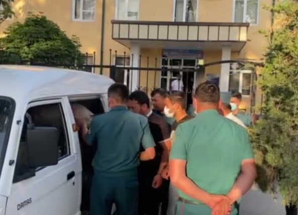В Андижанской области сотрудник ОВД поконфликтовал с гражданами 