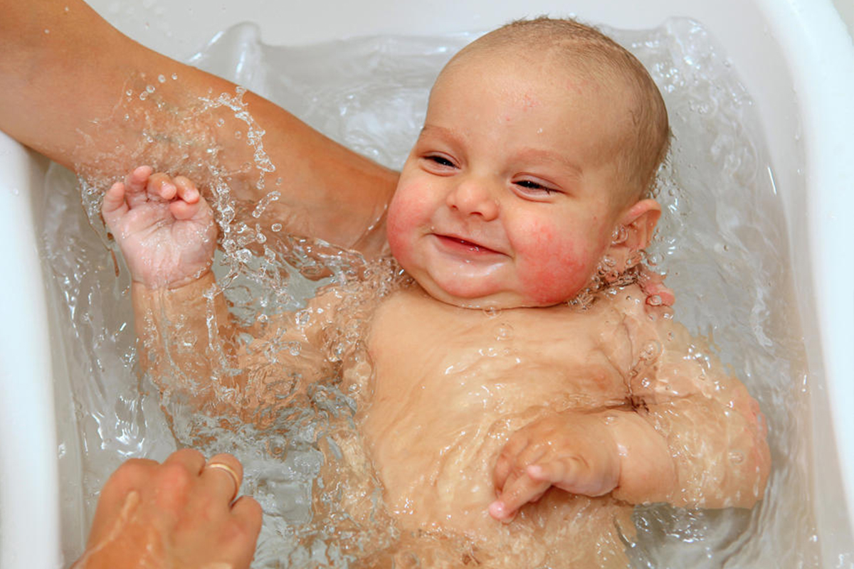 Как правильно купать новорождённого малыша?