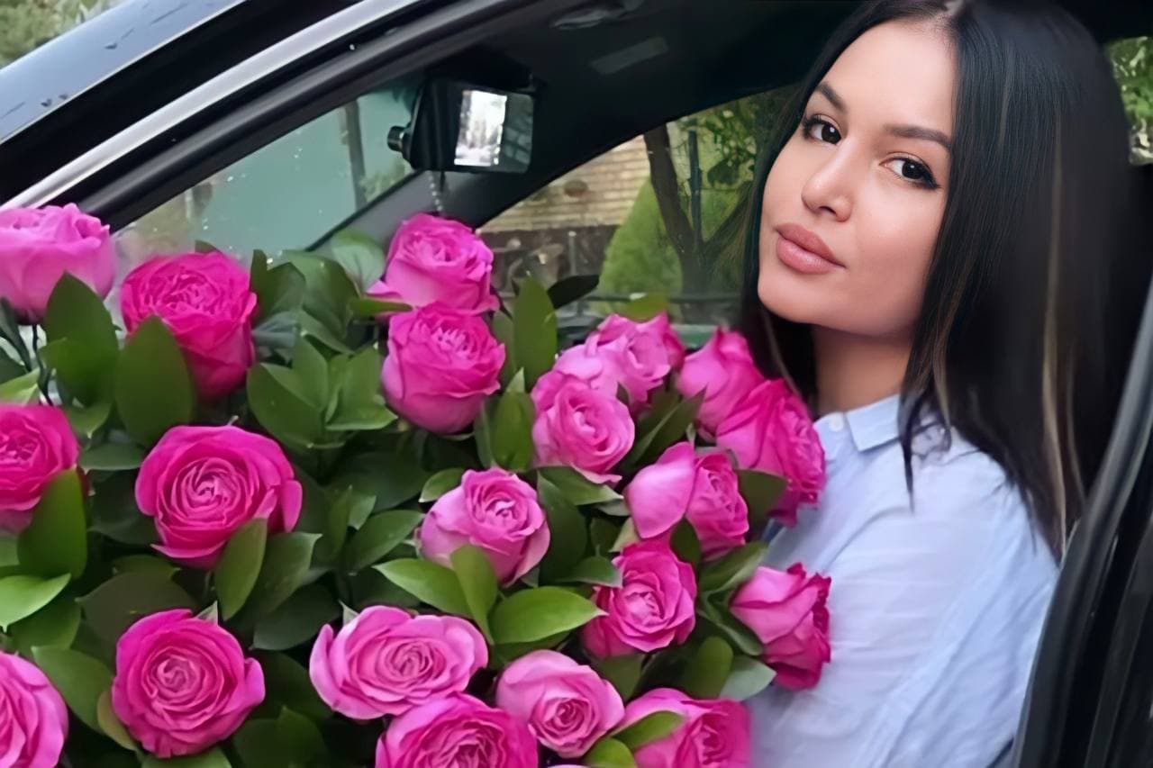 Феруза Норматова получила долгожданный букет розовых роз - фото