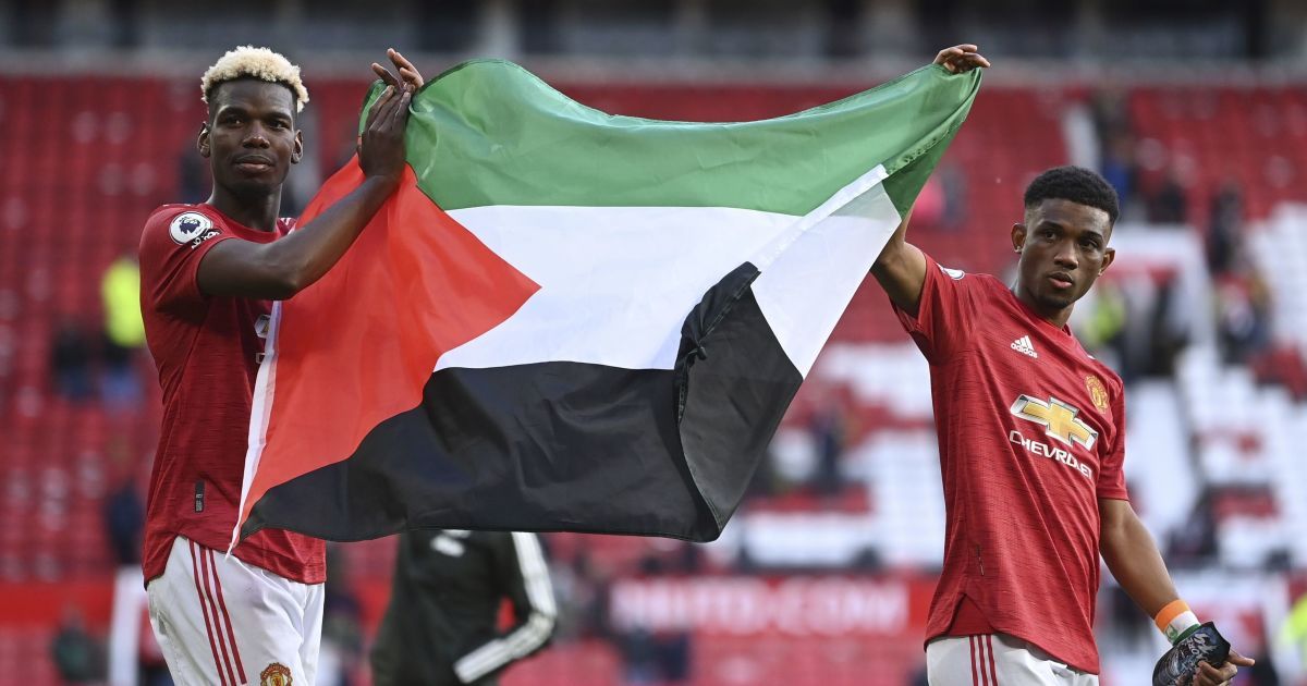 Два футболиста «МЮ» пронесли по полю флаг Палестины после матча с «Фулхэмом»