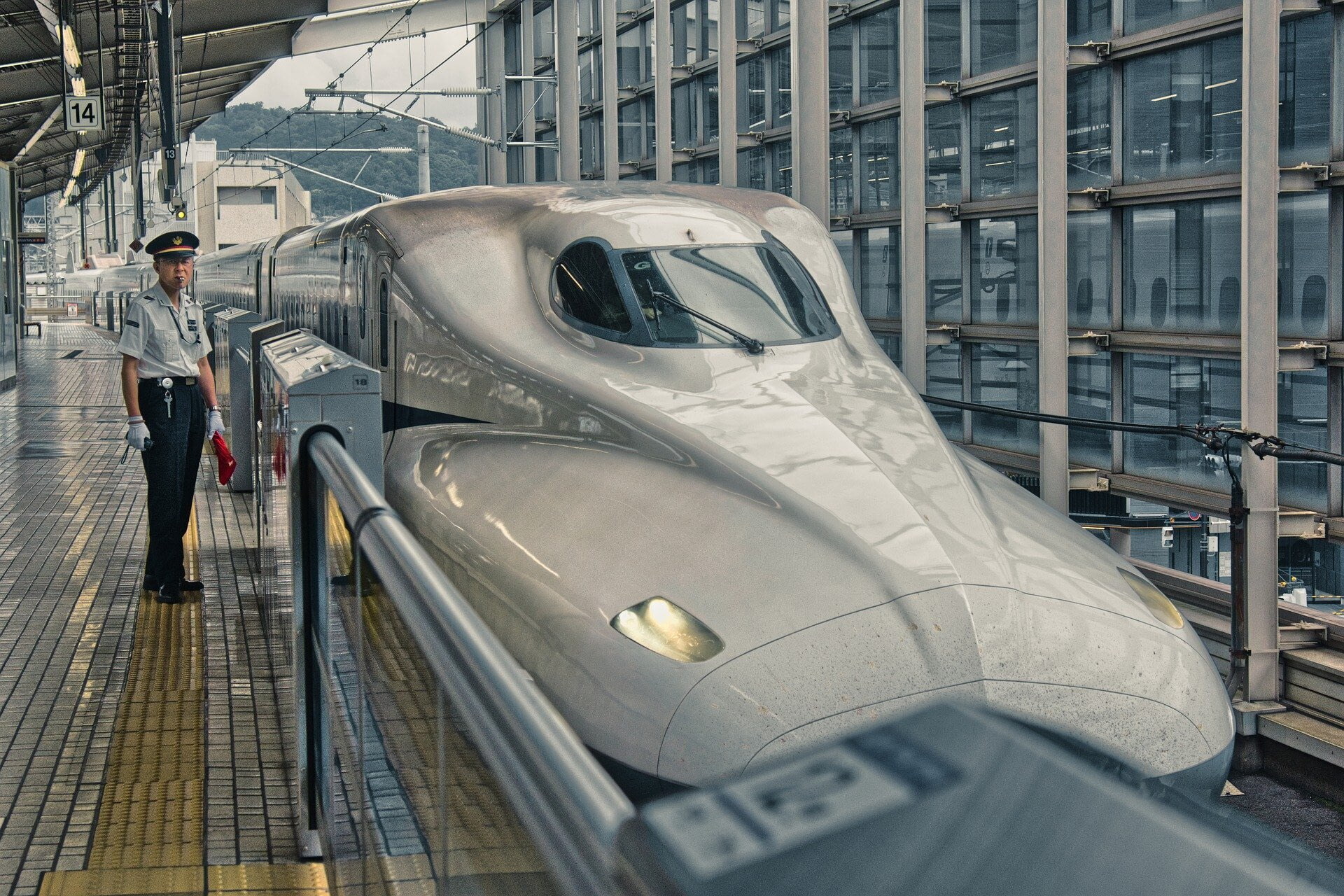 В Японии водитель сверхскоростного поезда покинул кабину, чтобы сходить в туалет 