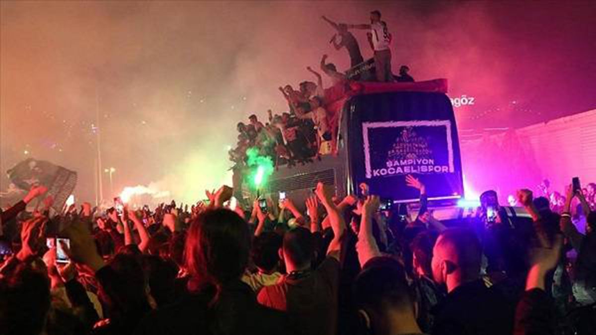 Футболист «Коджаэлиспора» выпал из автобуса во время празднования выхода в высшую Лигу Турции (видео)