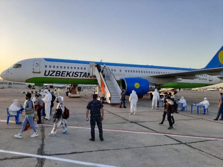 Самолет из Бухары не смог приземлиться в Ташкенте из-за пыльной бури и улетел в Самарканд