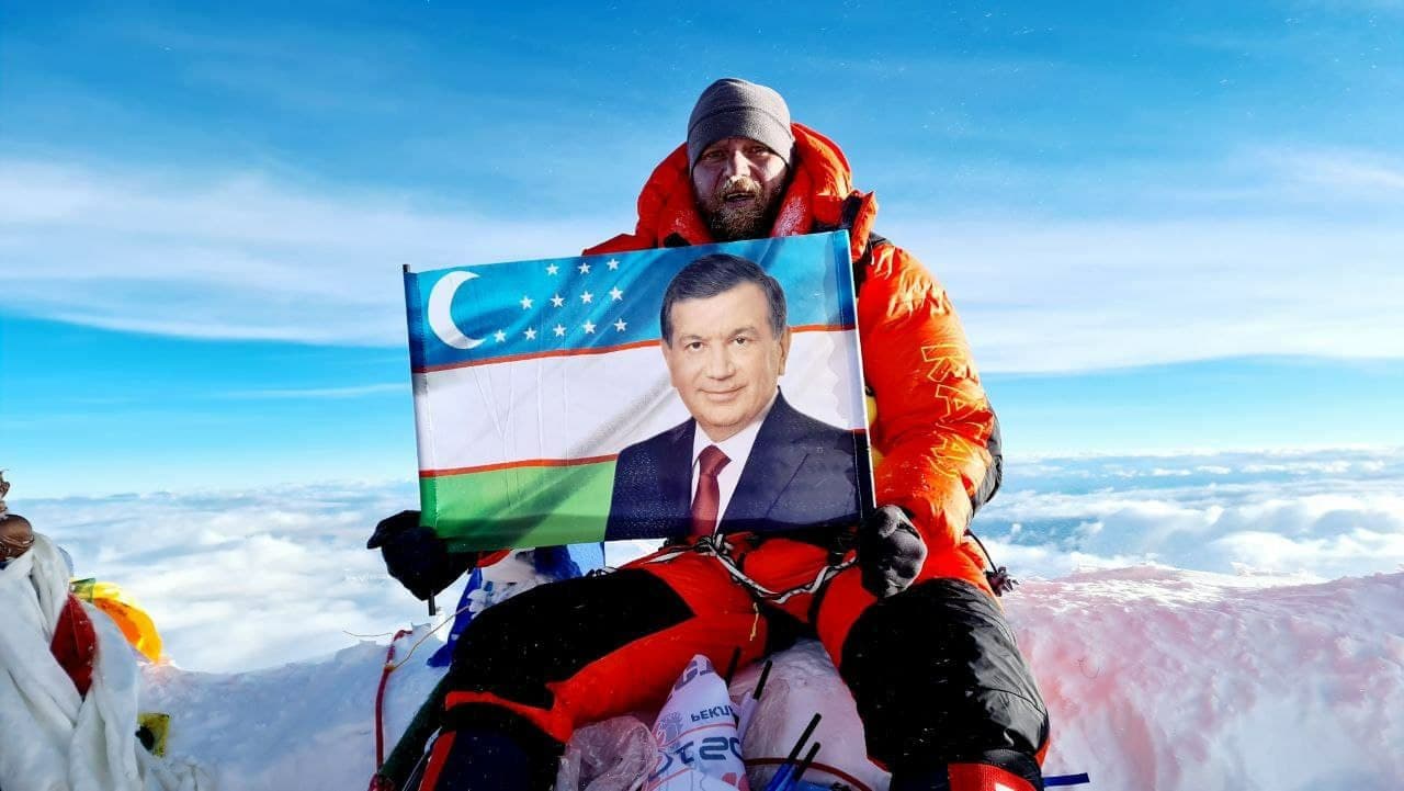 Впервые узбекистанец покорил гору Эверест со стороны Непала — фото