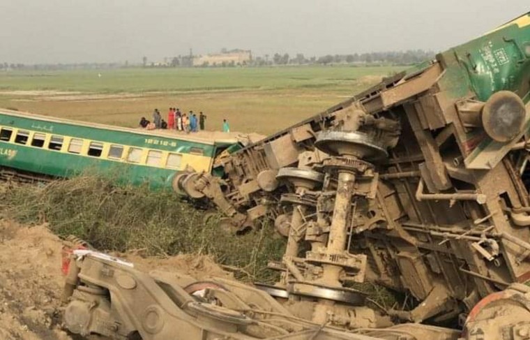 В Пакистане число жертв при столкновении поездов превысило 50 человек