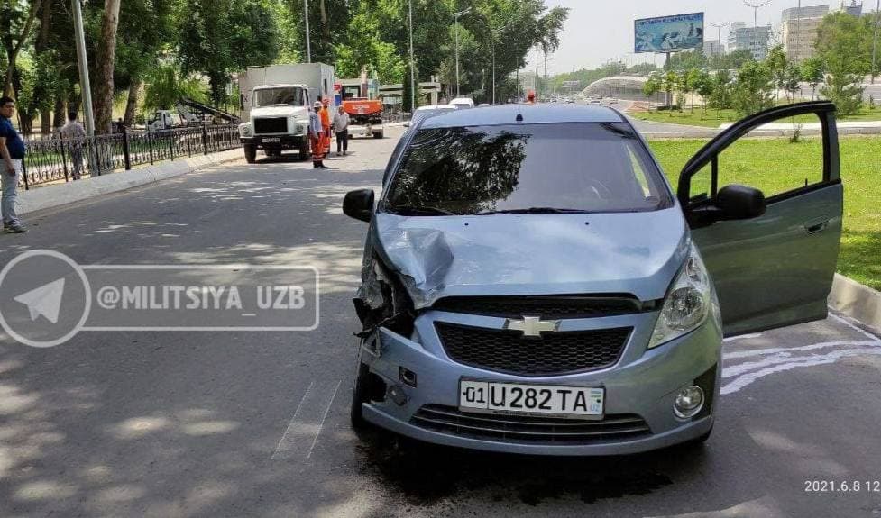 В Ташкенте биллборд упал на проезжающий мимо автомобиль