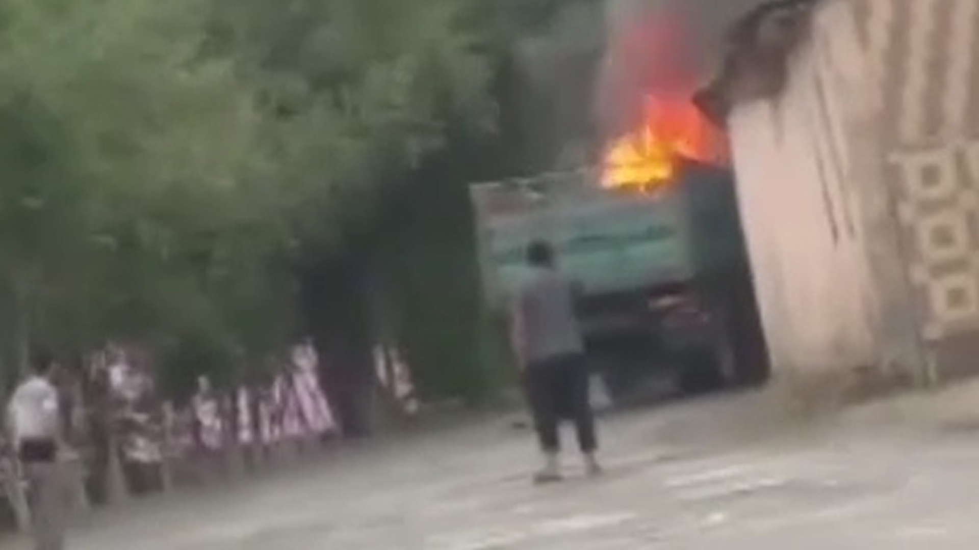 В Андижанской области грузовик вспыхнул пламенем - фото