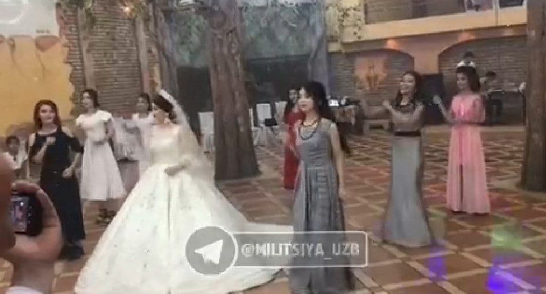 На одной из узбекских свадеб невеста станцевала тренды TikTok – видео 