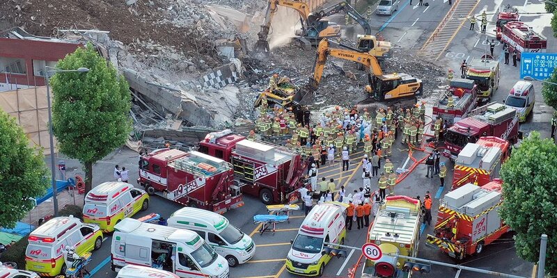 В Южной Корее пятиэтажный дом рухнул на остановку общественного транспорта: есть погибшие